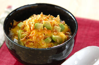 鮭アボカドの卵とじご飯