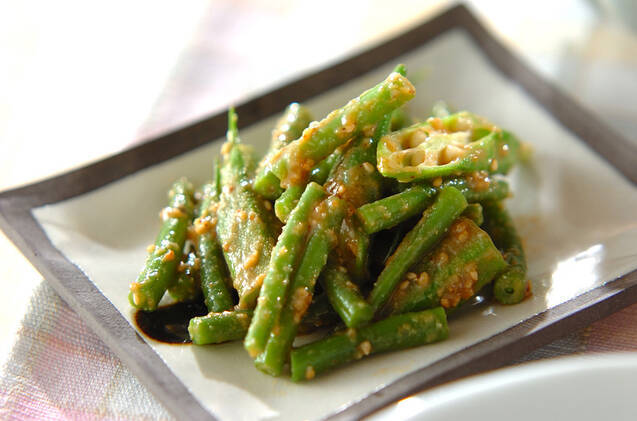 グレーの角皿に入ったインゲンとオクラのゴマ味噌和え