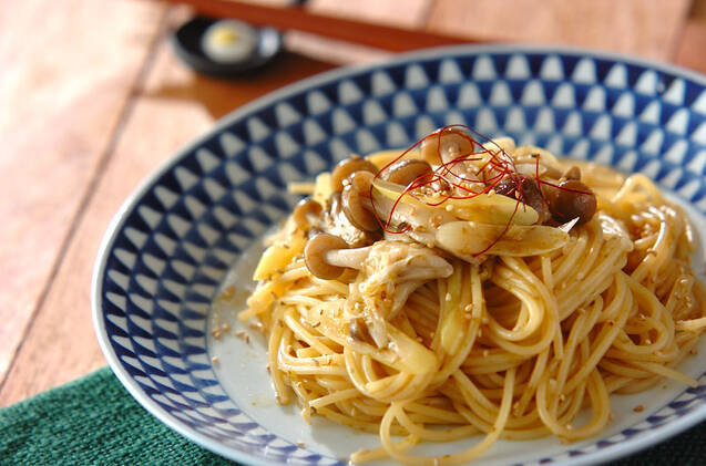 青い柄のお皿に盛られたきのこと海苔の佃煮のパスタ