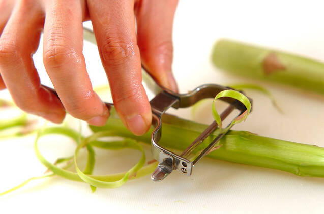 アスパラの中華スープの作り方の手順1