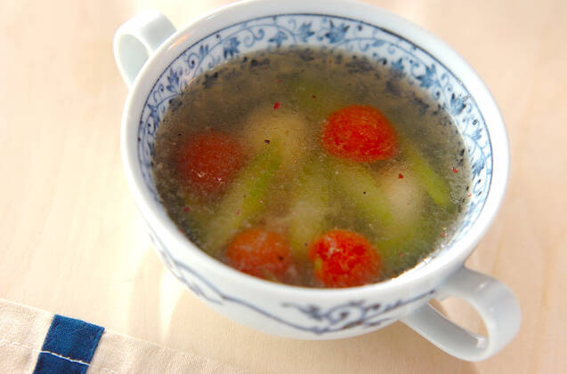 中華風スープ皿に入れたアスパラとうずら卵のスープ