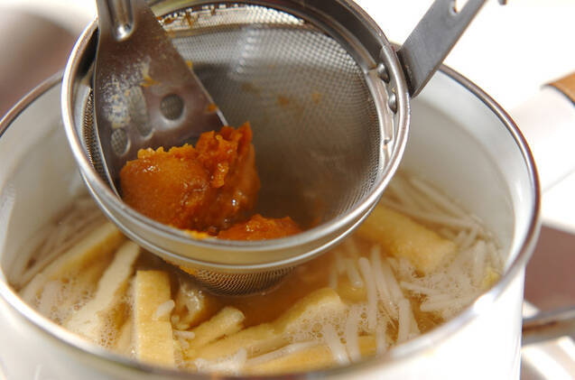 モヤシと油揚げのみそ汁の作り方の手順4
