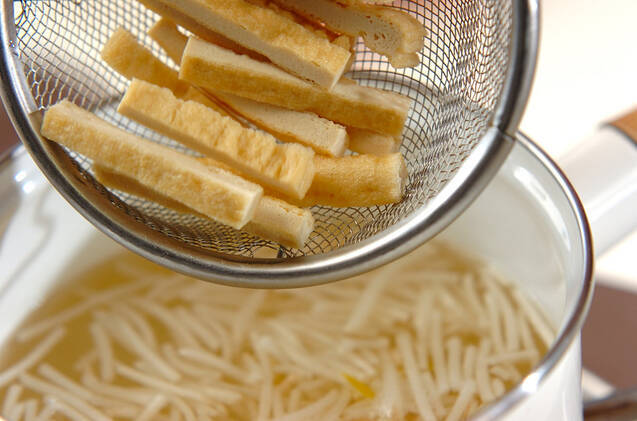 モヤシと油揚げのみそ汁の作り方の手順3