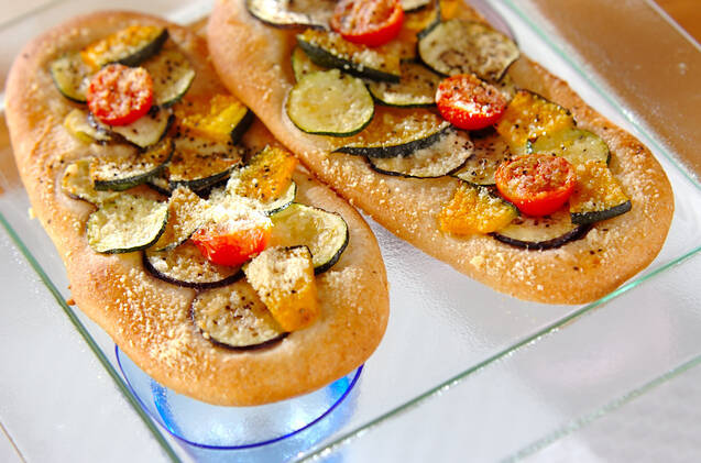 ガラスケースにのった夏野菜の薄焼きパン