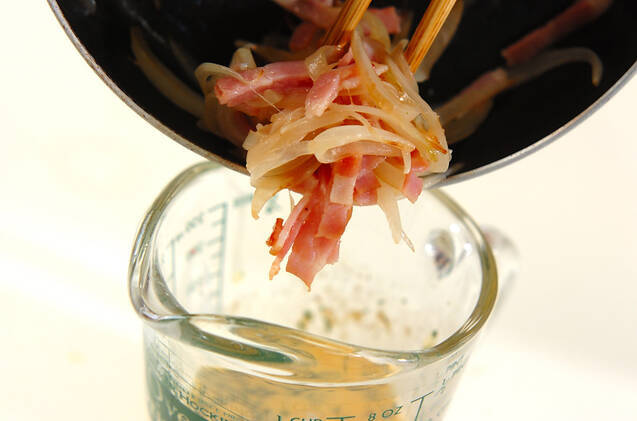 ベーコンと玉ネギのオムレツの作り方の手順2