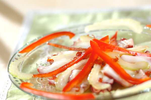 ガラスの皿に盛られた、たこのエスニック風カルパッチョ