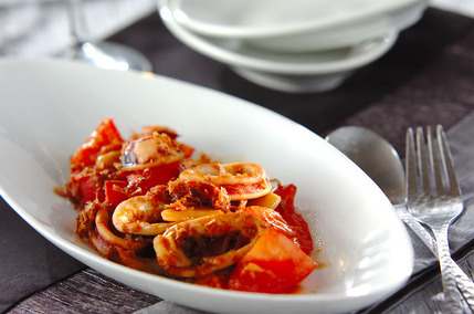 トマトとイカのおかかバターソテー