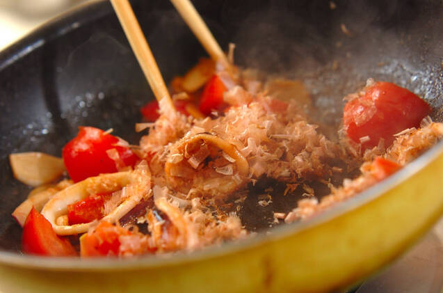 トマトとイカのおかかバターソテーの作り方の手順4