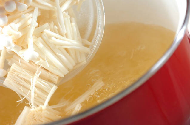 豆腐とエノキの赤だしの作り方の手順4