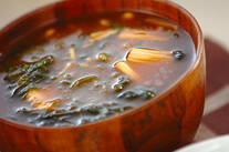 豆腐とエノキの赤だし