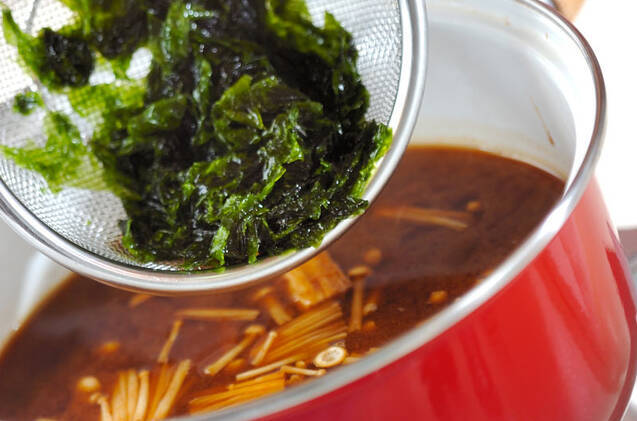 豆腐とエノキの赤だしの作り方の手順5