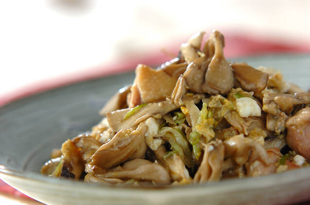 グレー色の皿に盛られた、鶏肉ときのこの卵炒め