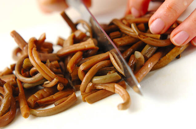 ゼンマイとキノコの煮物の作り方の手順1