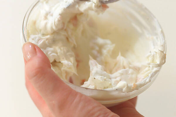 サーモンとチーズのオープンサンドの作り方の手順1