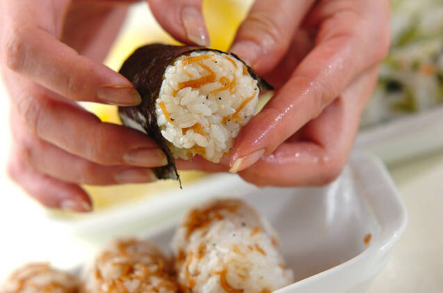 混ぜご飯のおにぎりの作り方の手順3