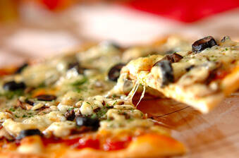 具だくさんのピッツァ