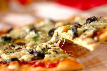 具だくさんのピッツァ