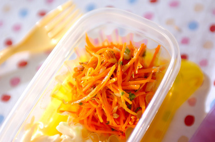 ニンジンとアーモンドのサラダ