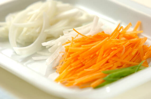 せん切り野菜のスープの作り方の手順1