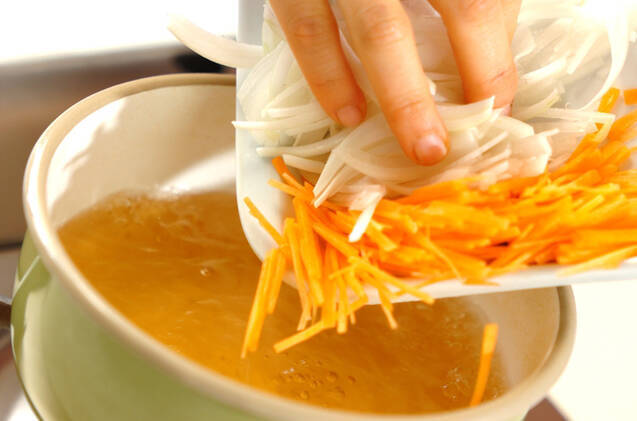 せん切り野菜のスープの作り方の手順4