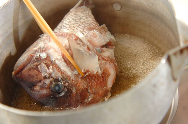 鯛のアラ炊きゴボウ添えの作り方の手順4