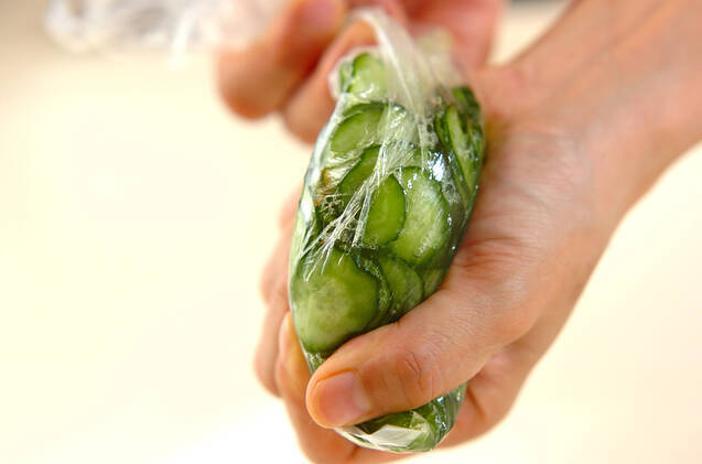 キュウリと大葉のゴマ酢和えの作り方の手順1