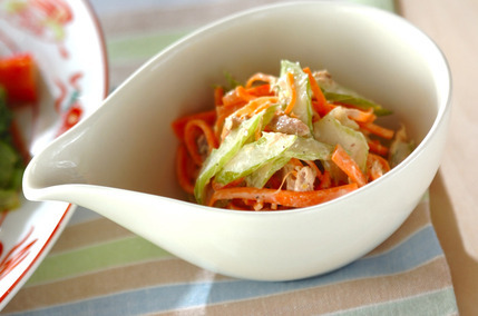 セロリとニンジンの塩もみサラダ