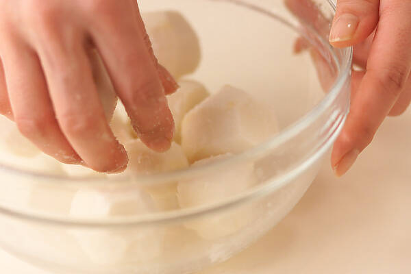 昔ながらの里芋の煮っころがしの作り方の手順1