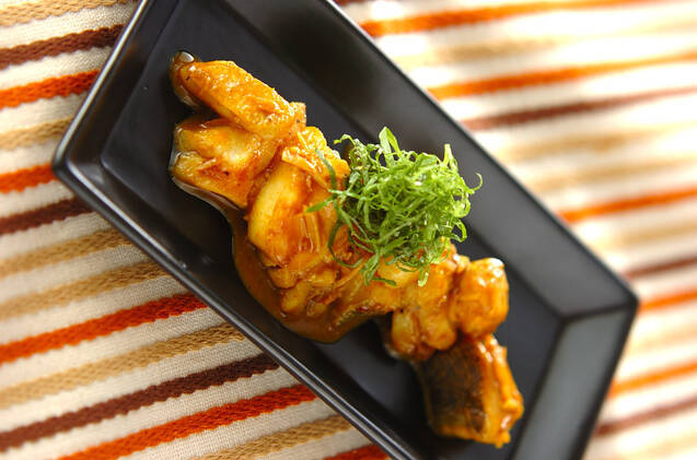 カレー粉とナンプラーで味付けしているたらのエスニック炒め