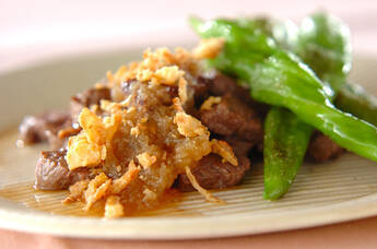 牛ステーキの玉ネギソースがけ