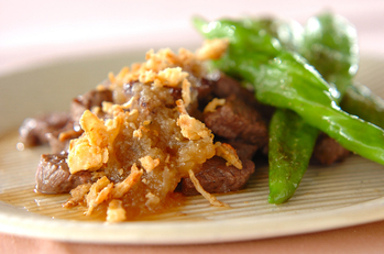 牛ステーキの玉ネギソースがけ