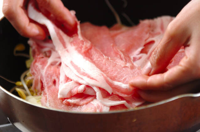 ヒラヒラ豚とモヤシ蒸しの作り方の手順4