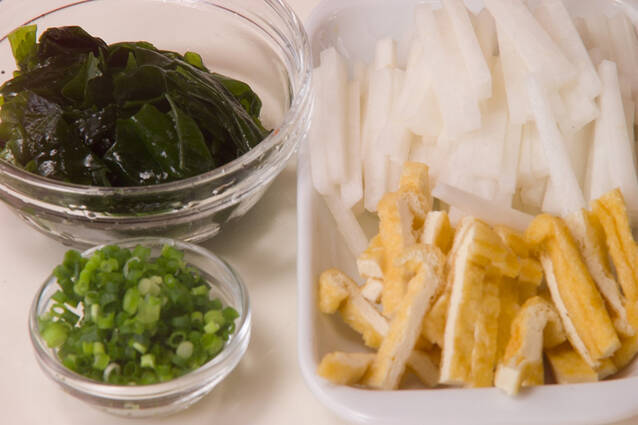 大根と油揚げのみそ汁の作り方の手順1