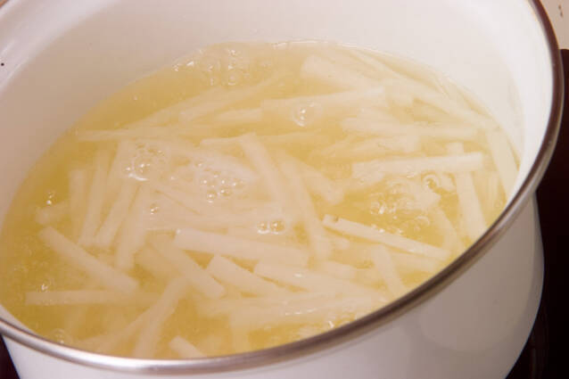 大根と油揚げのみそ汁の作り方の手順4