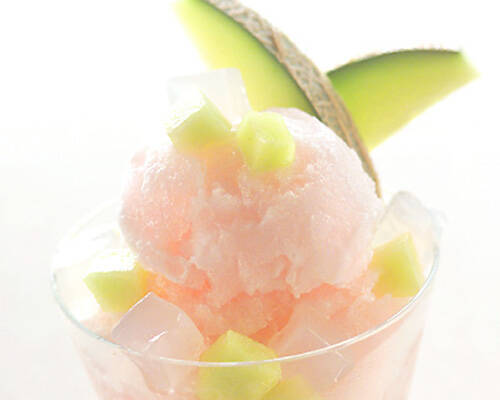 グラスに入ったロゼスパークリングワインとメロンのシャーベット