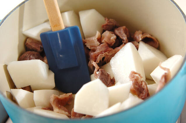 牛すじ肉と大根の甘辛煮　【大根中部+大根葉】の作り方の手順2