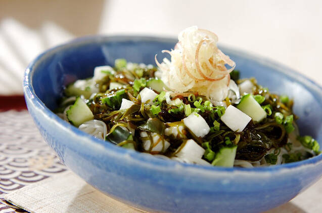 青い器にめかぶともずくのそうめんが盛られている様子