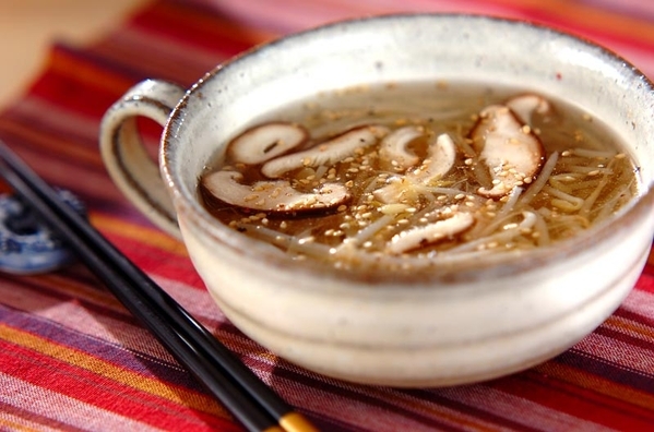 白いスープカップに入った、もやしのスープ