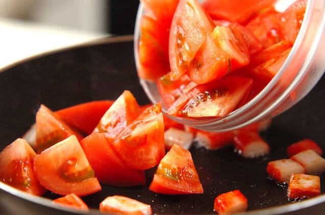 トマトとカニカマの炒め物の作り方の手順3