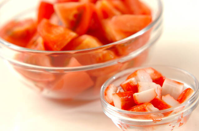 トマトとカニカマの炒め物の作り方の手順1