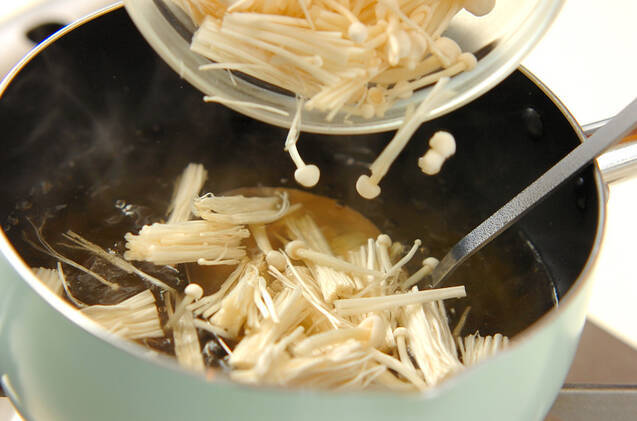 エノキとワカメのスープの作り方の手順3