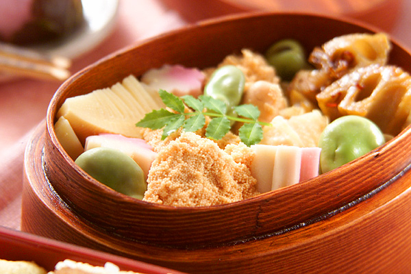 木製の器に盛りつけられた鯛の子と野菜の炊き合わせ