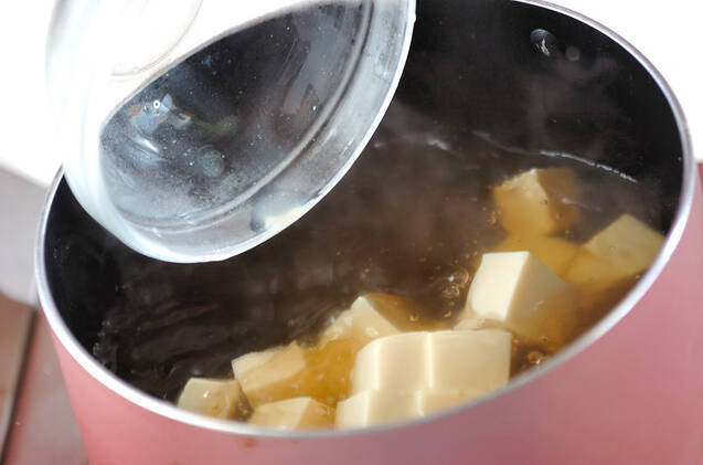 豆腐入りとろとろ卵汁の作り方の手順2