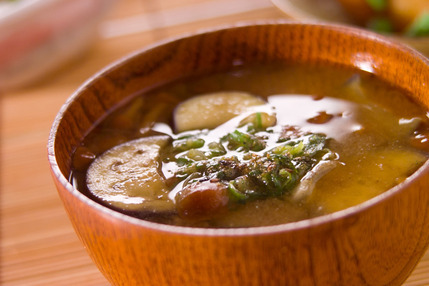 ナスとなめこのみそ汁