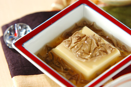 卵豆腐のジュンサイがけ
