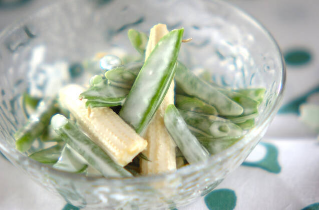 ガラスの器に盛られたヤングコーンのヨーグルトマリネ