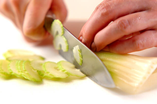 セロリの炒め物の作り方の手順1