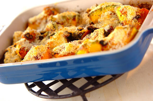 かぼちゃにサラミとチーズをのせた、シンプルなオーブン焼き。