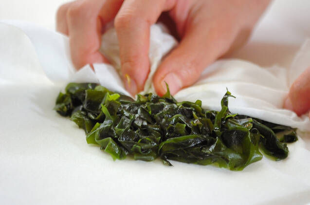 ワカメの豚肉巻きの作り方の手順1