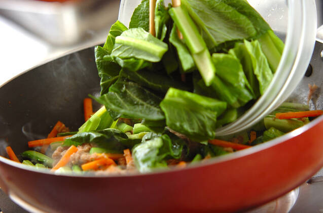 シンプル！小松菜のツナマヨ炒め 子どももペロリの作り方の手順3